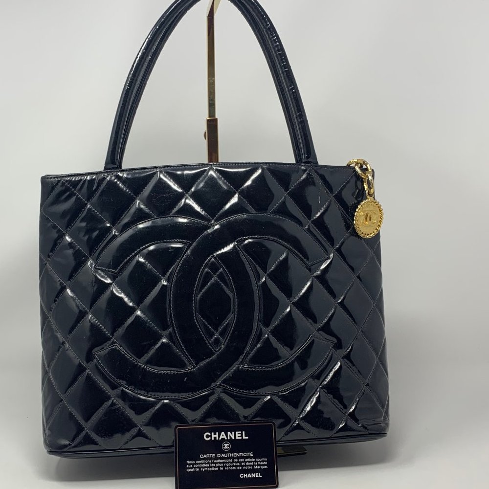 authentic Chanel Quilted  Leather CC Logo bag - Picture 2 of 16